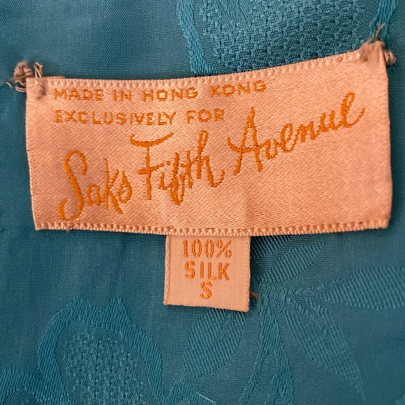 Saks Fifth Ave 100% silk 70’s vintage stunning button down dress or coverup. - Picture 10 of 16